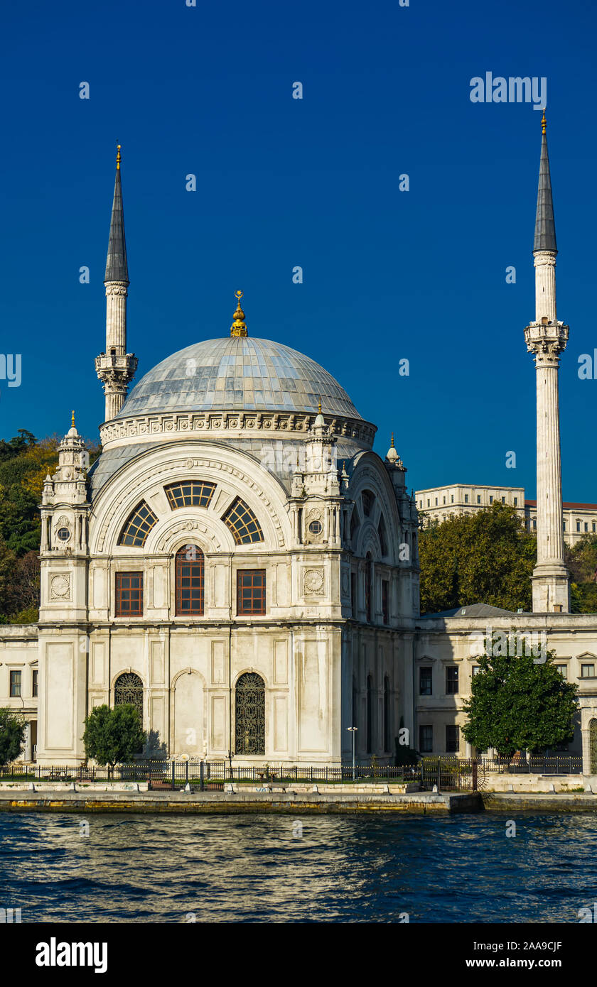 Ortaköy Moschee am Bosporus in Istanbul, Türkei. Diese barocke Revival Architektur Moschee wurde im Jahre 1856 eröffnet. Stockfoto