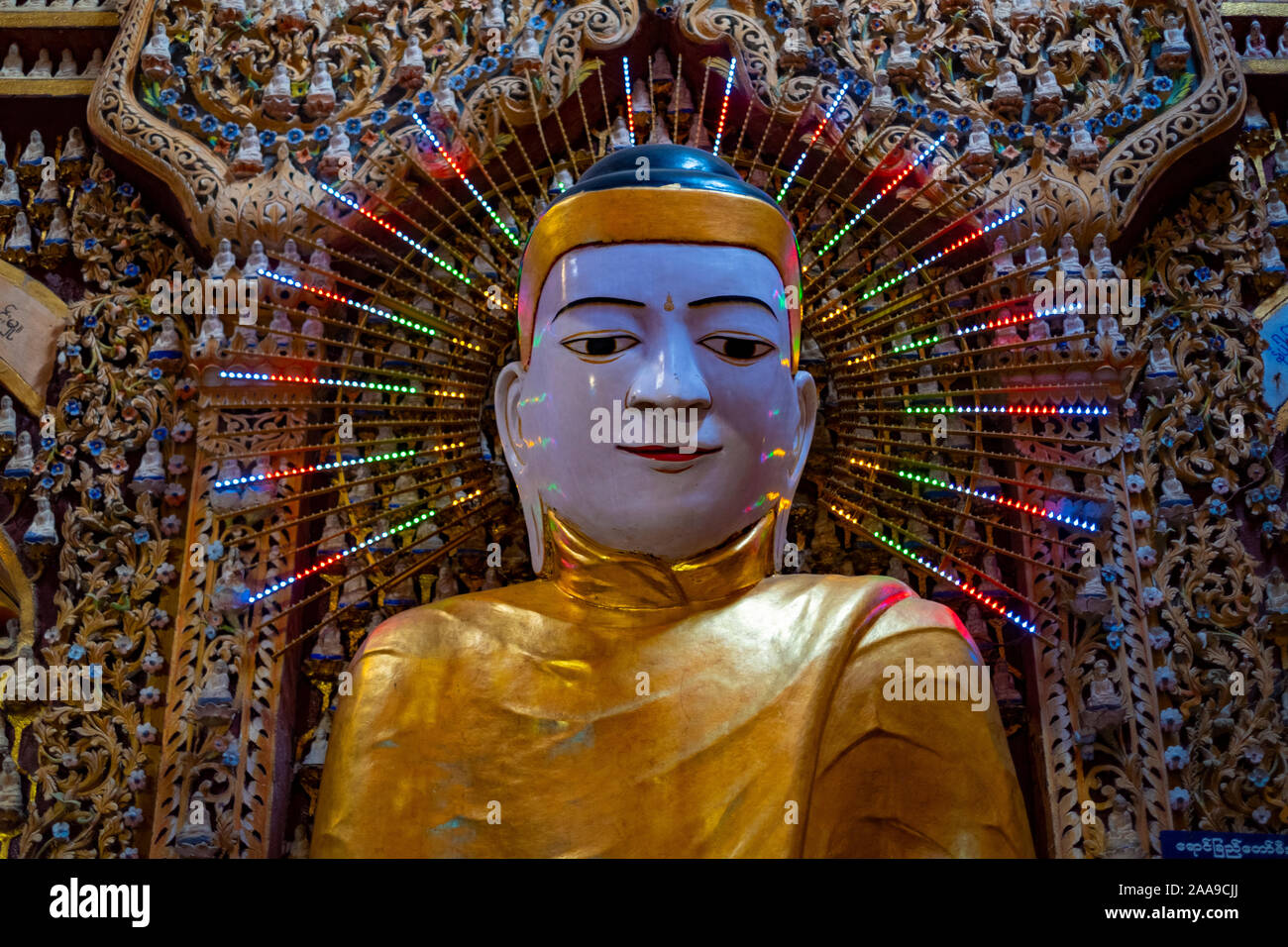 Innenraum der Moe Hnyin als Boaddai Tempel in Monywa, Myanmar (Birma) mit der Darstellung des Bildes des Buddha Stockfoto