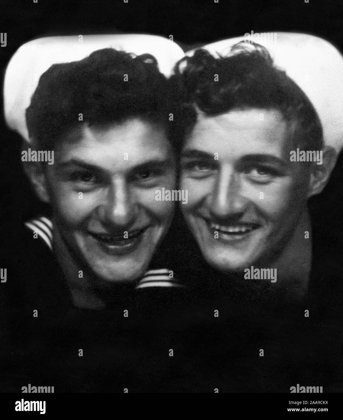 Zwei US-Marine Seeleute stellen zusammen in einem Photo Booth, Ca. 1944. Stockfoto