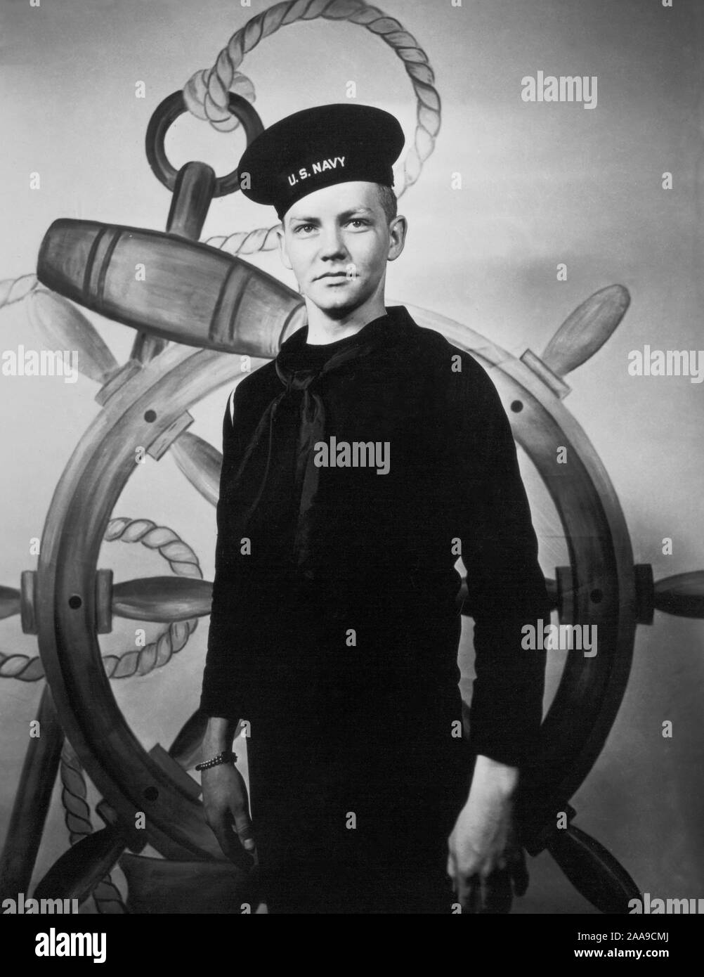 Ein zweiter Weltkrieg Marine sailor Streiks eine formelle für ein Portrait darstellen, Ca. 1944. Stockfoto