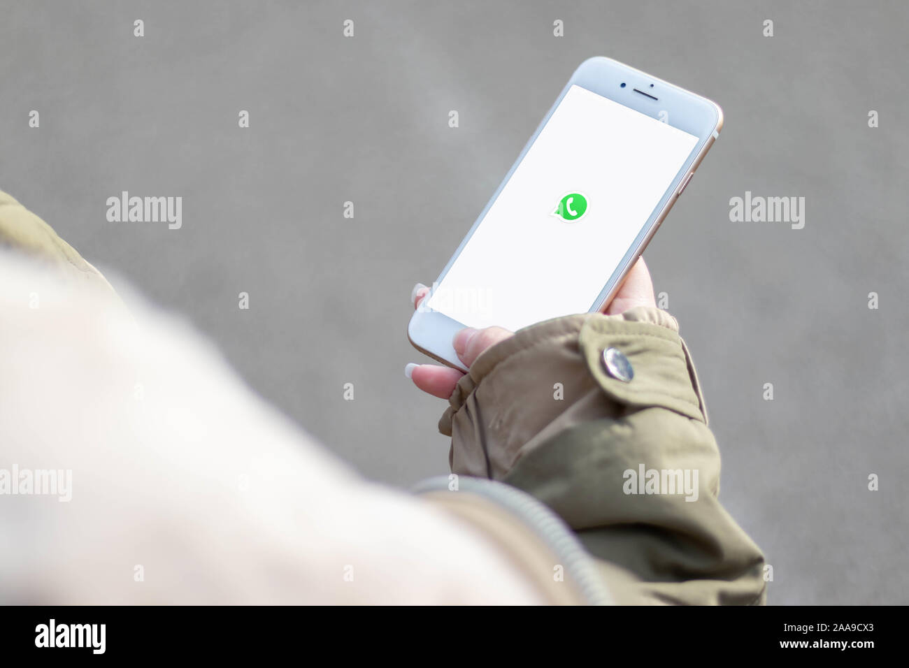 16. November 2019, Schwäbisch Gmünd, Deutschland: Frau mit einem Handy in der Hand. WhatsApp Logo auf das Handy Bildschirm Stockfoto