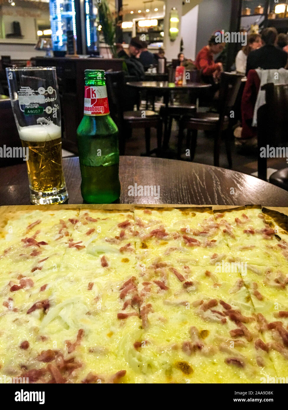 Flamekuche, trasditional elsässischen gesalzen Pie, Straßburg, Frankreich Stockfoto