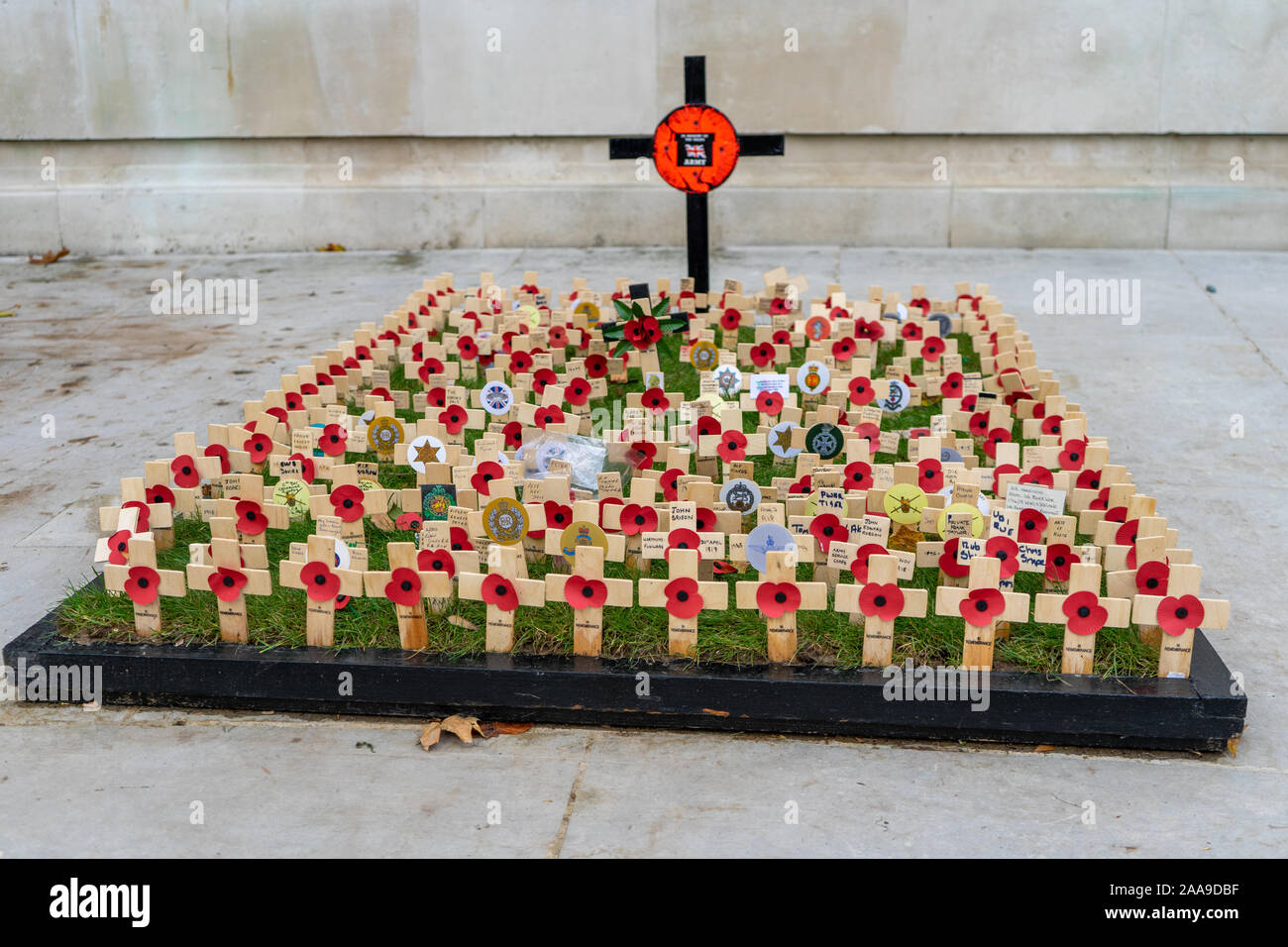 Hölzerne Kreuze mit roter Mohn in einer Erinnerung Garten Stockfoto