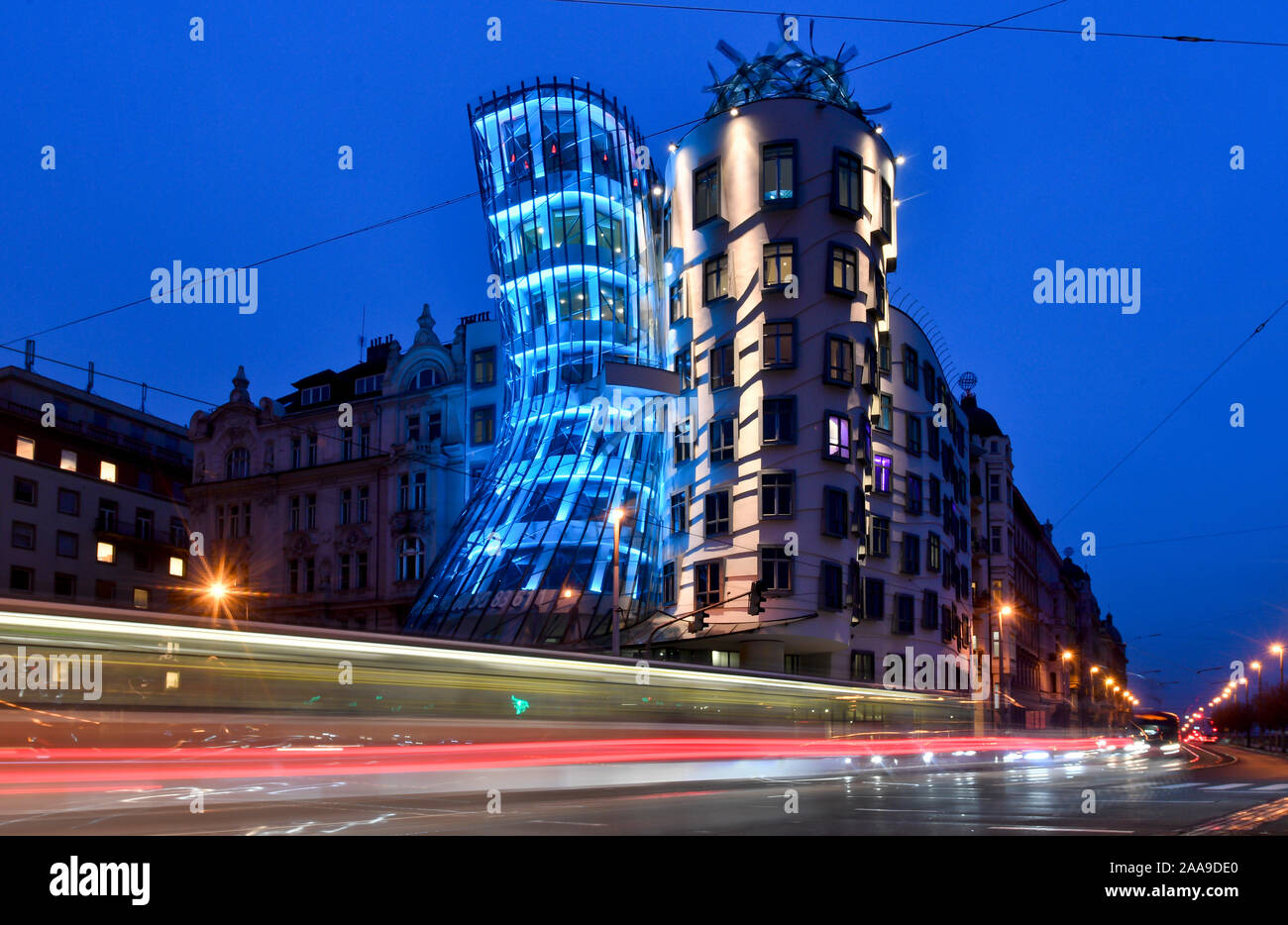 Prag, Tschechische Republik. Nov, 2019 20. Den Petrin Aussichtsturm und das Tanzende Haus (Foto) in Prag wurde in der türkise Farbe von heute Abend die UNICEF (United Nations Children's Fund beleuchtet, am Mittwoch, den 20. November 2019, die Feier zum 30. Jahrestag der UN-Konvention über die Rechte der Adoption des Kindes zu verbinden. Quelle: Vit Simanek/CTK Photo/Alamy leben Nachrichten Stockfoto