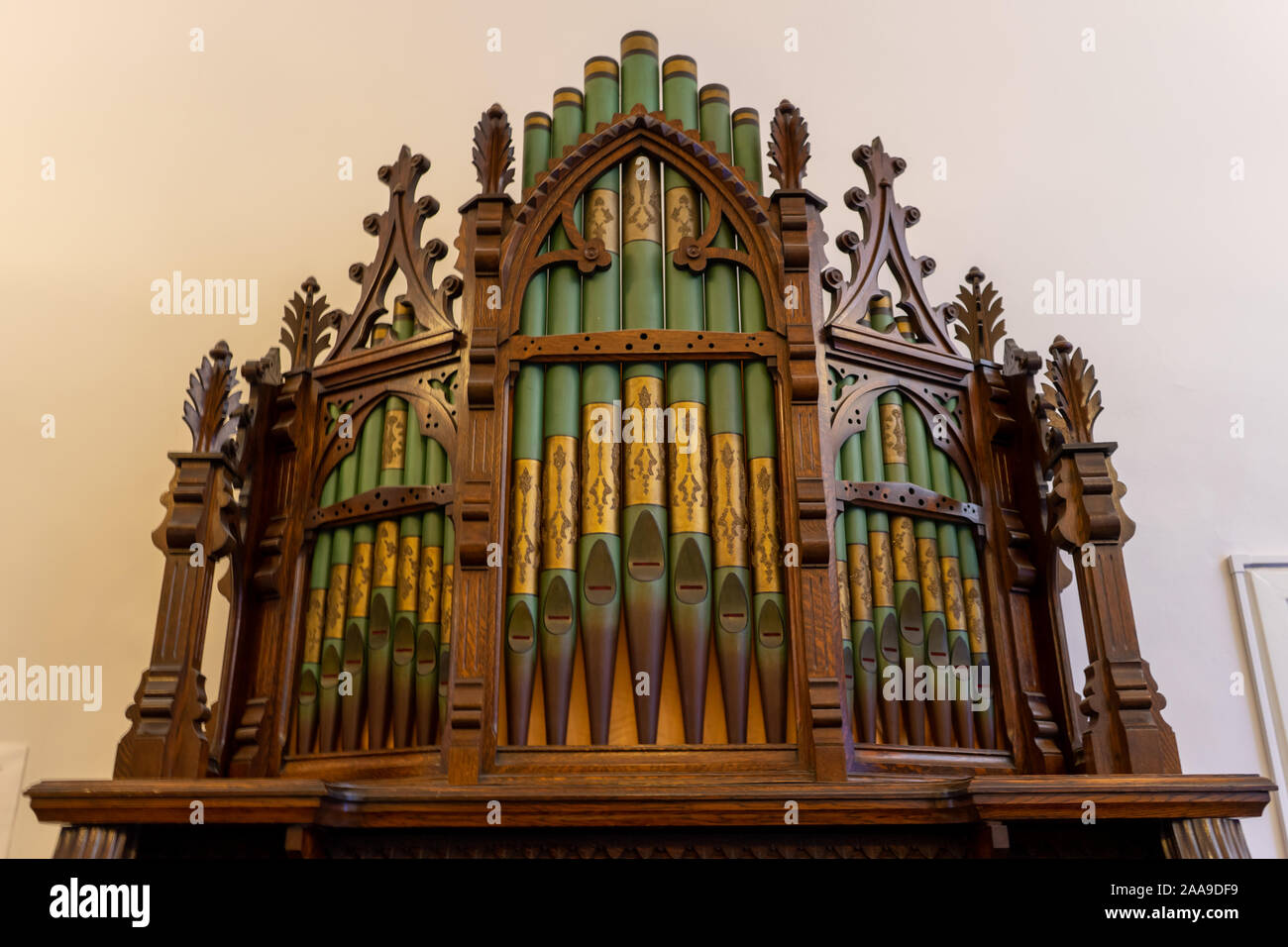 Die Leitungen einer Kirchenorgel auf einem Vintage Orgel Stockfoto