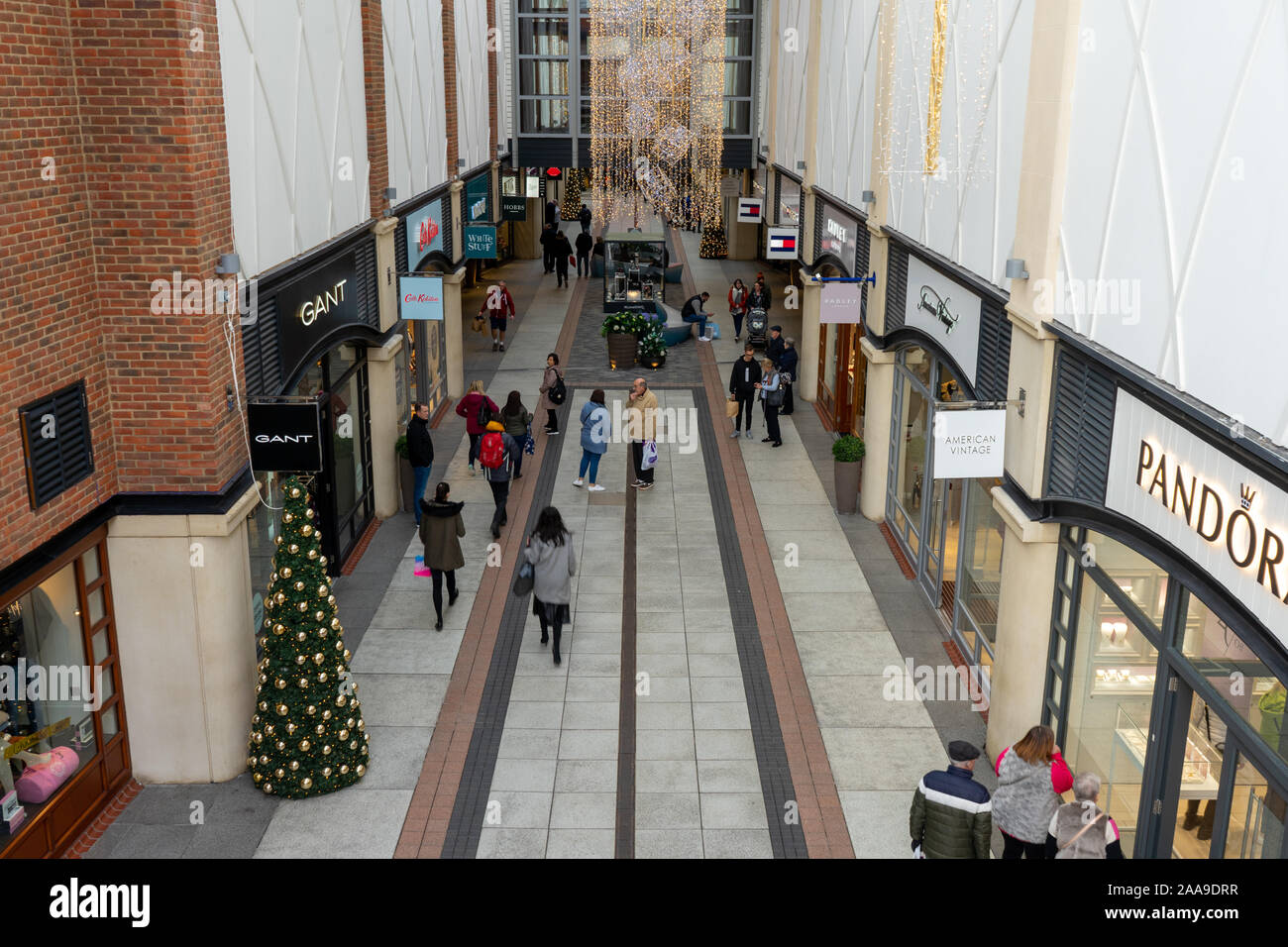 Auf der Suche nach Käufern in einem Einkaufszentrum für Weihnachten auf Gunwharf Quays, Portsmouth, UK eingerichtet Stockfoto