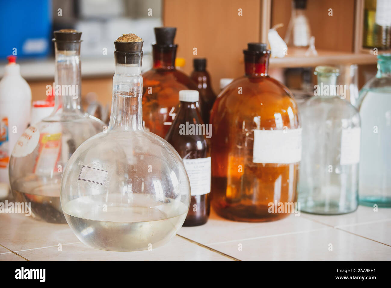 Glaskolben auf einem Labortisch. Apotheke Container retro. Stockfoto