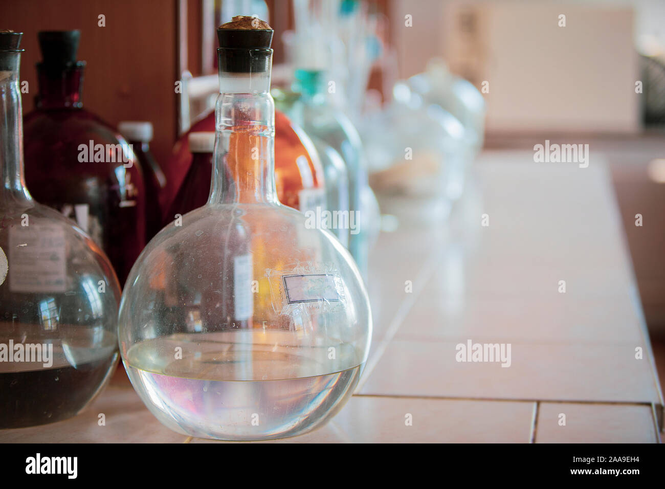 Glaskolben auf einem Labortisch. Apotheke Container retro. Stockfoto