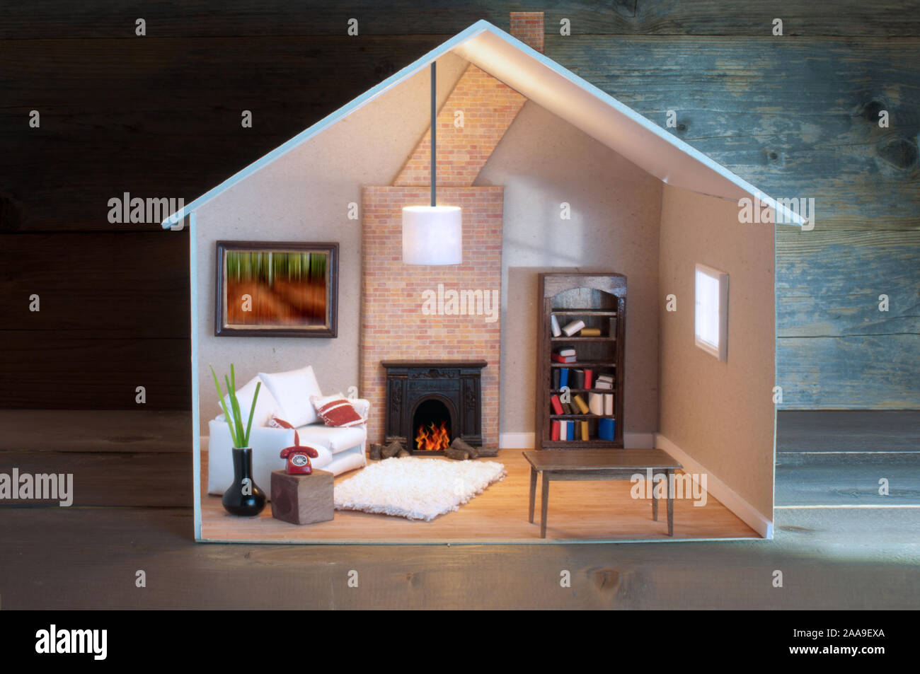 Modell Haus mit Lichtern auf der Innenseite über Holz mit Platz Stockfoto