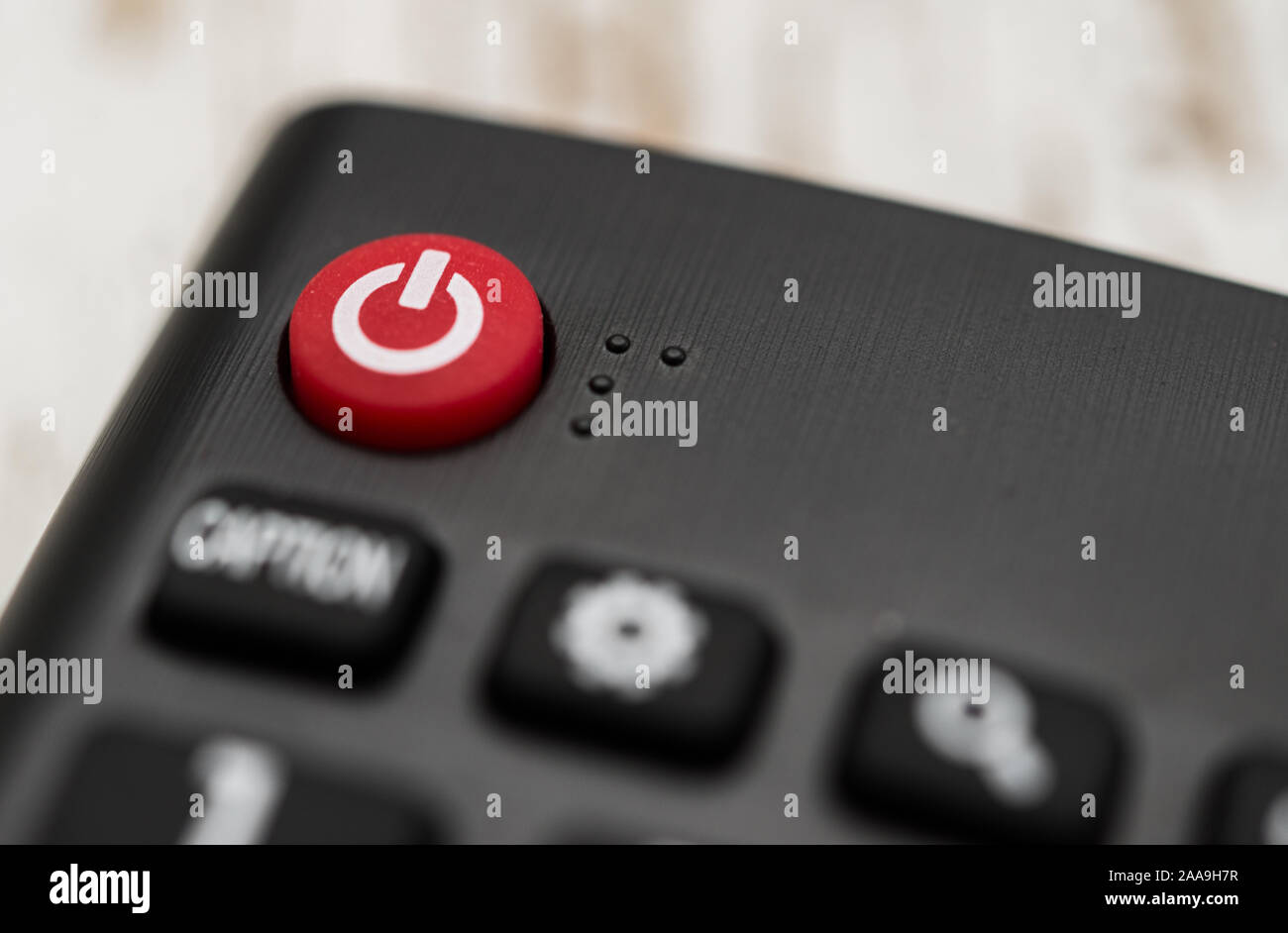 Smart TV Fernbedienung mit Netzschalter. Konzept der Unterhaltung, Spaß, Nachrichten. Stockfoto