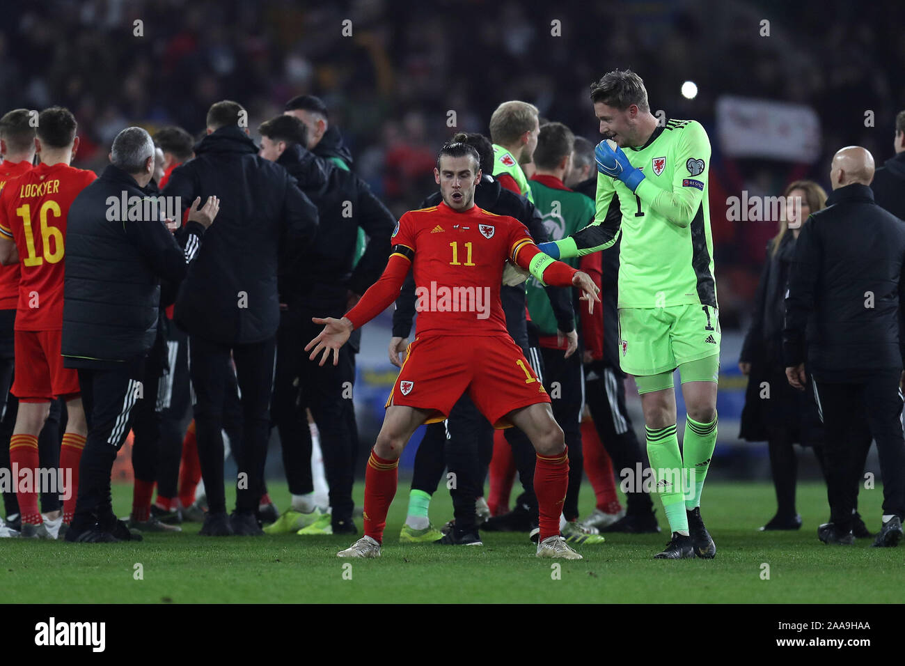 Gareth Bale von Wales (11) zeigt einige Tanzschritte zu Wales Torwart Wayne Hennessey, wie sie ihre Qualifikation feiern. UEFA Euro 2020 Qualifikation Gruppe E übereinstimmen, Wales v Ungarn in Cardiff City Stadium in Cardiff, South Wales am Dienstag, den 19. November 2019. pic von Andrew Obstgarten/Andrew Orchard sport Fotografie/Alamy live Nachrichten Leitartikel NUR VERWENDEN Stockfoto