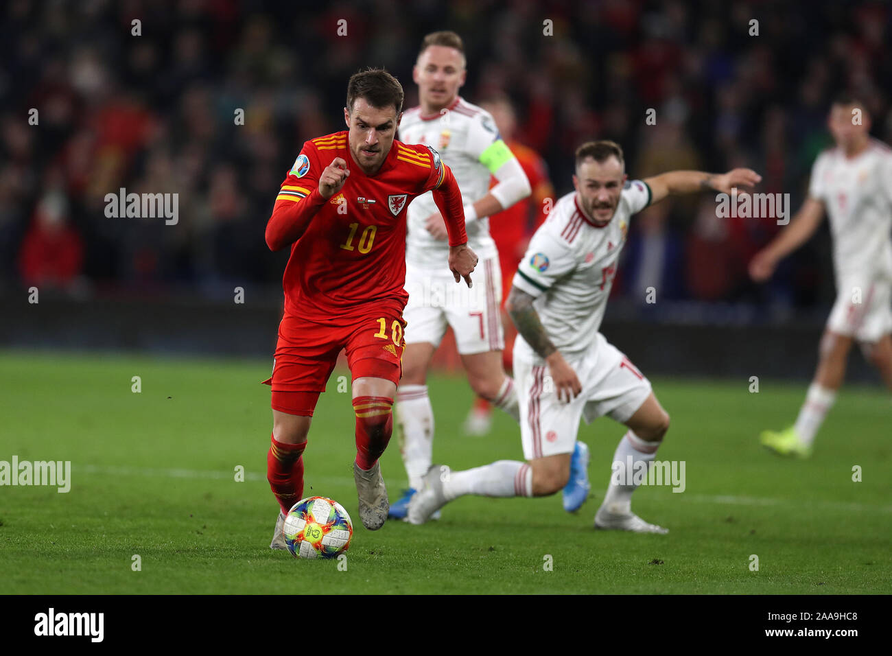 Aaron Ramsey von Wales erhält hinter einem aus Ungarn Gergo Lovrencsics angehen.. UEFA Euro 2020 Qualifikation Gruppe E übereinstimmen, Wales v Ungarn in Cardiff City Stadium in Cardiff, South Wales am Dienstag, den 19. November 2019. pic von Andrew Obstgarten/Andrew Orchard sport Fotografie/Alamy live Nachrichten Leitartikel NUR VERWENDEN Stockfoto