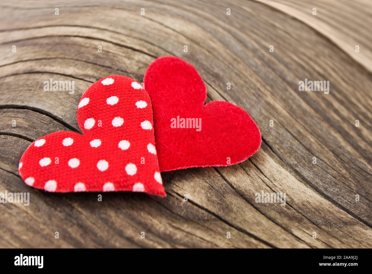 Rote Herzchen auf hölzernen Hintergrund Stockfoto