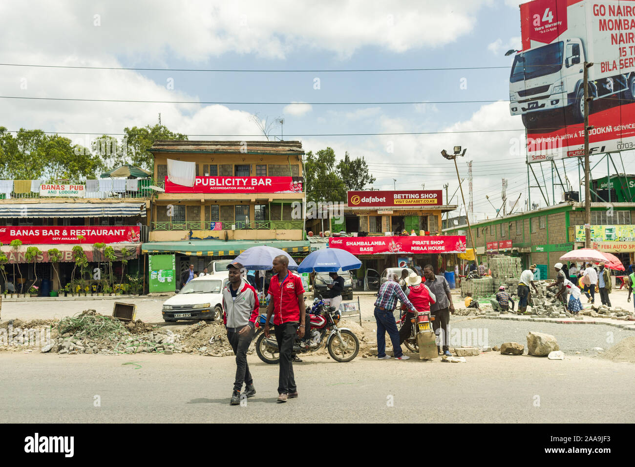 Die Außenansicht der Gebäude entlang Mombasa Road mit lokalen Kenianer über das tägliche gehen wie, Nairobi, Kenia Stockfoto