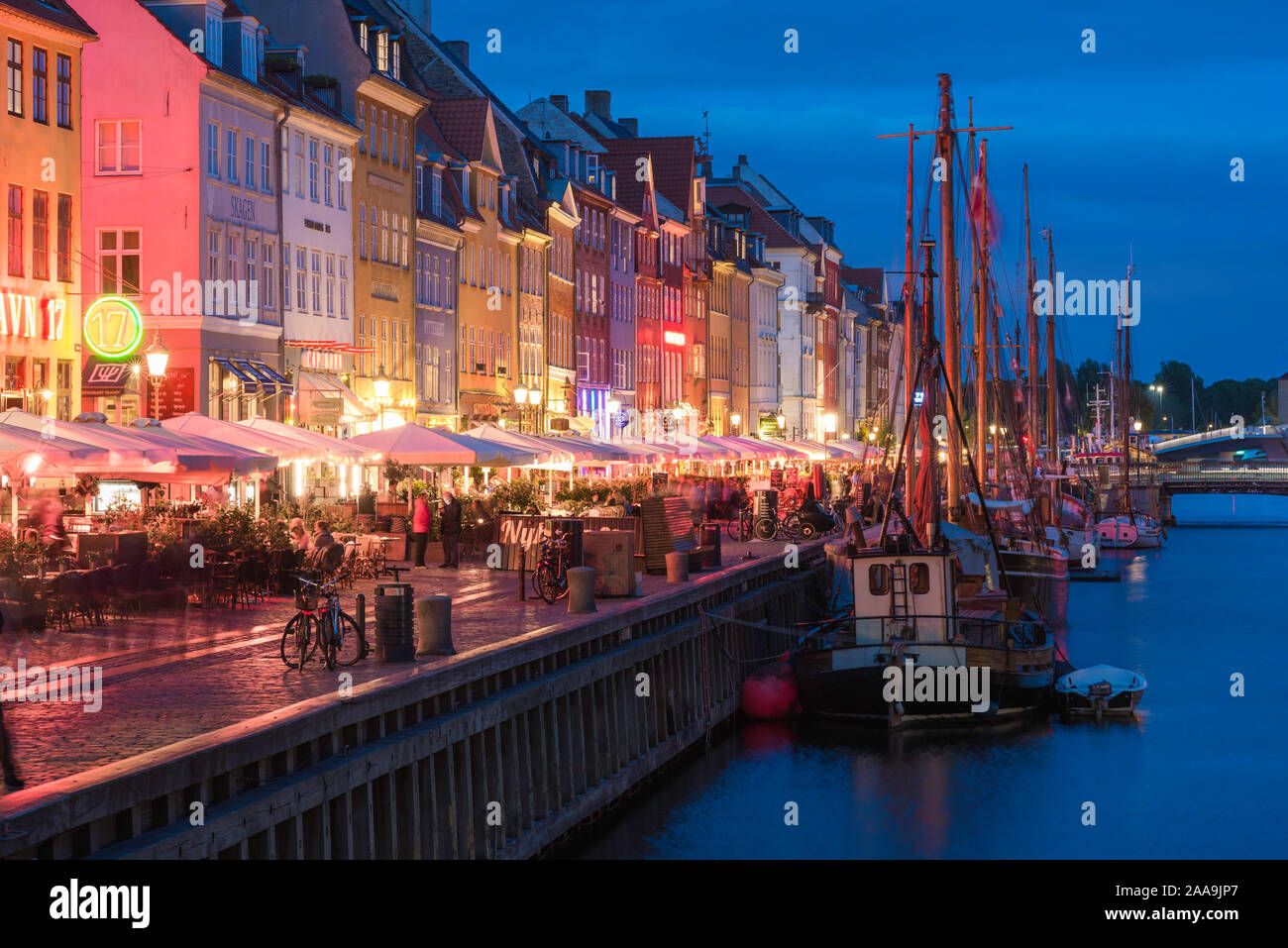 Nyhavn Kopenhagen, am Abend Blick auf das Hafengebiet von Bars und Restaurants in Nyhavn in der zentralen Hafenviertel von Kopenhagen, Dänemark. Stockfoto