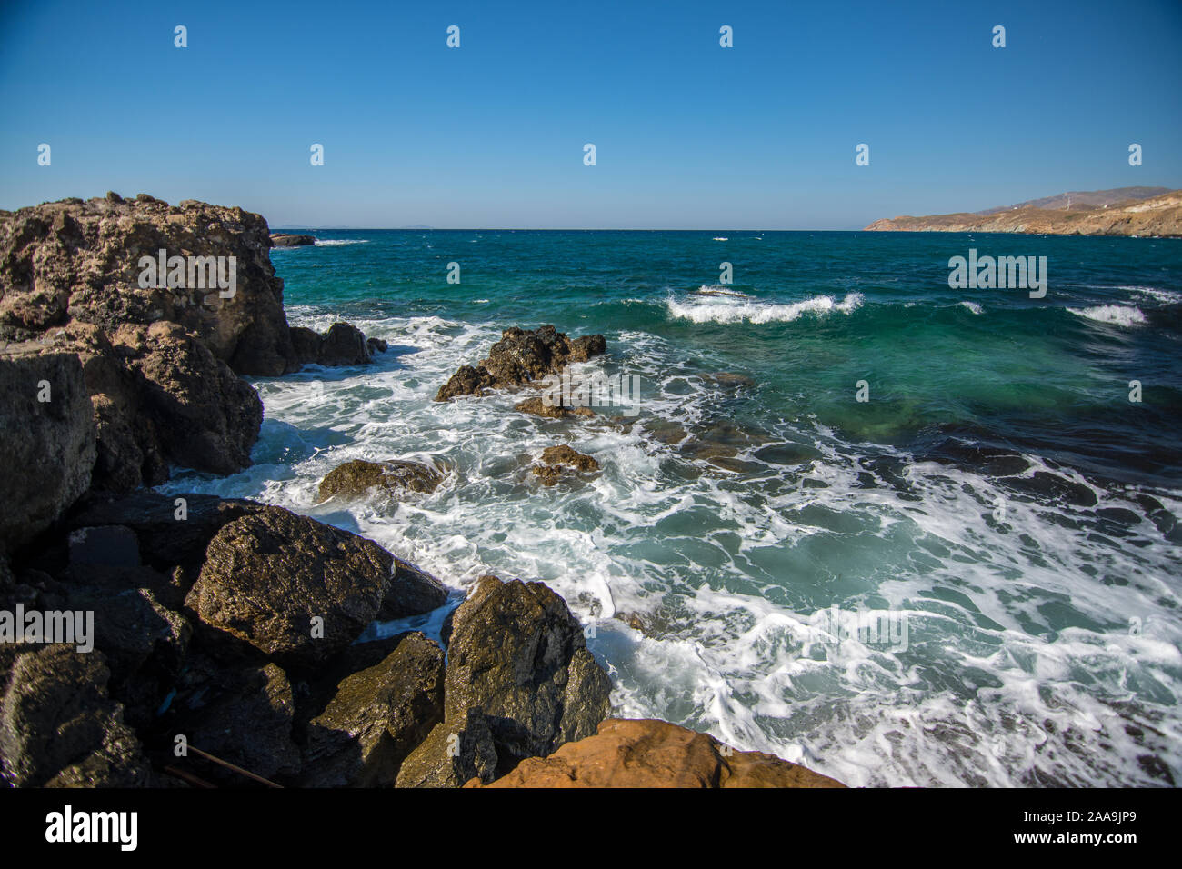Raue Meer und Felsen in Naxos, Griechenland Stockfoto