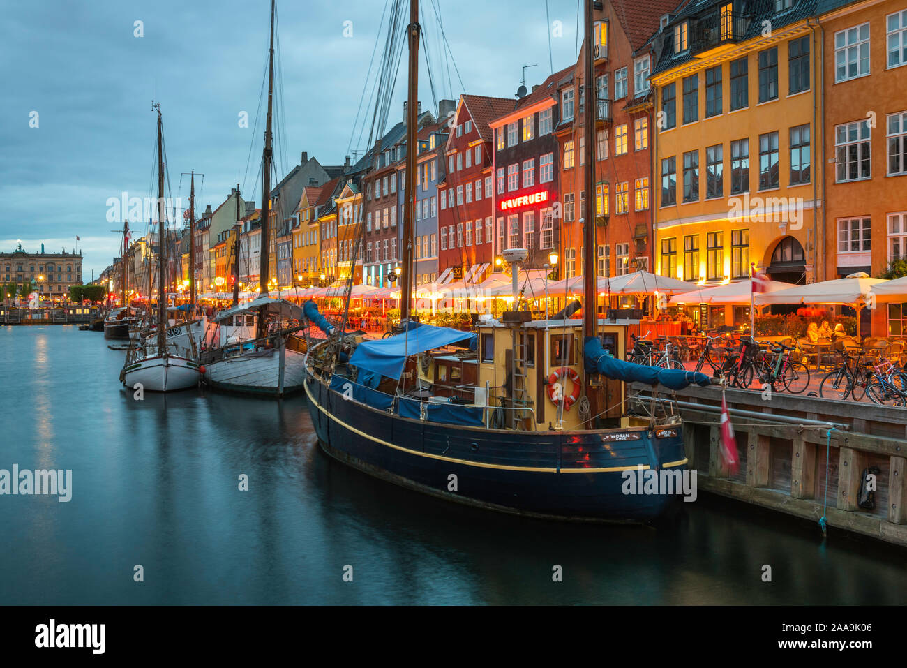 Kopenhagen Farbe, Aussicht in der Dämmerung der bunten Hafengebiet von Nyhavn in Kopenhagen, Dänemark. Stockfoto