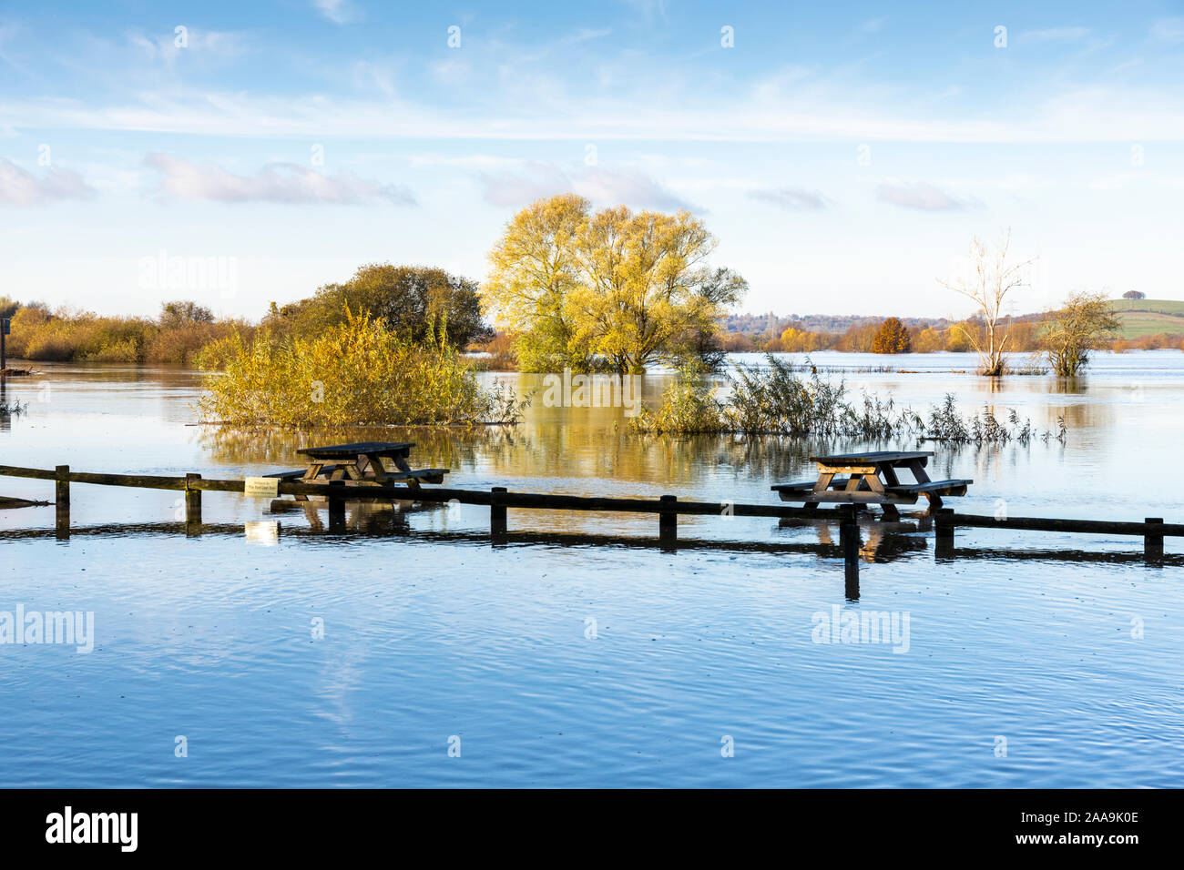Der Fluss Severn überflutet neben dem Red Lion Pub Wainlode, Apperley, südlich von Stroud, Gloucestershire, UK am 18/11/2019 Stockfoto