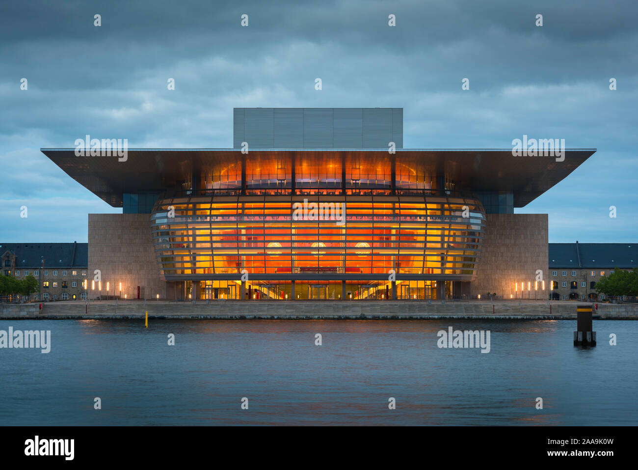 Kopenhagener Opernhaus, in der Dämmerung des Opernhauses Gebäude von Henning Larsen auf Holmen Insel, Zentrum von Kopenhagen, Dänemark. Stockfoto