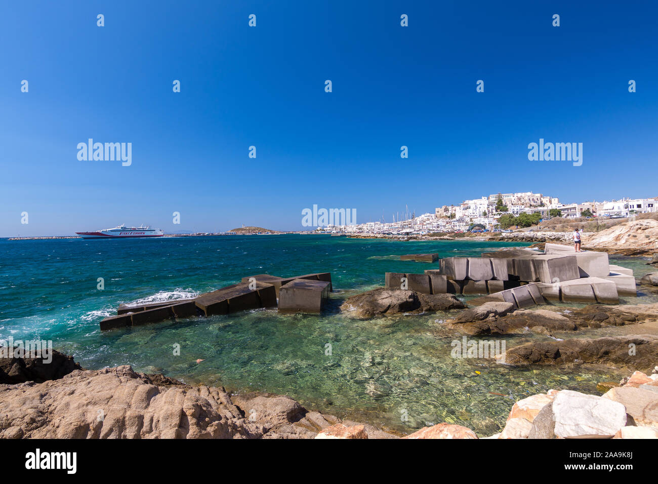 Chora, Naxos/Griechenland - Juli 12, 2019: Blick auf Naxos Hauptstadt Chora von der Portara Promenade an einem sonnigen Nachmittag Stockfoto