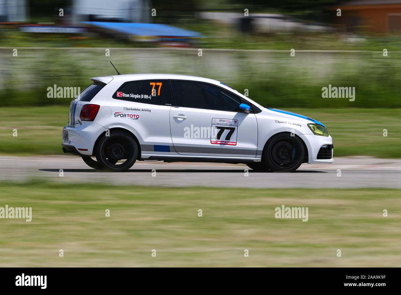 KOCAELI, Türkei - 28. JULI 2019: Ibrahim Ozan Suzgun Antriebe VW Polo TDI während der türkischen Touring Car Championships. Stockfoto