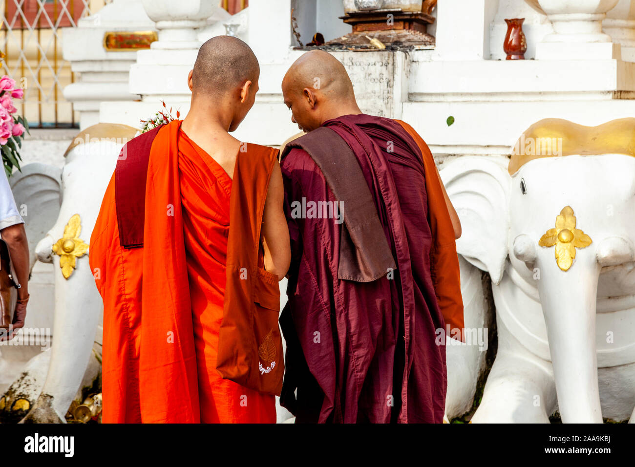Zwei buddhistische Mönche An der Shwedagon Pagode, Yangon, Myanmar. Stockfoto