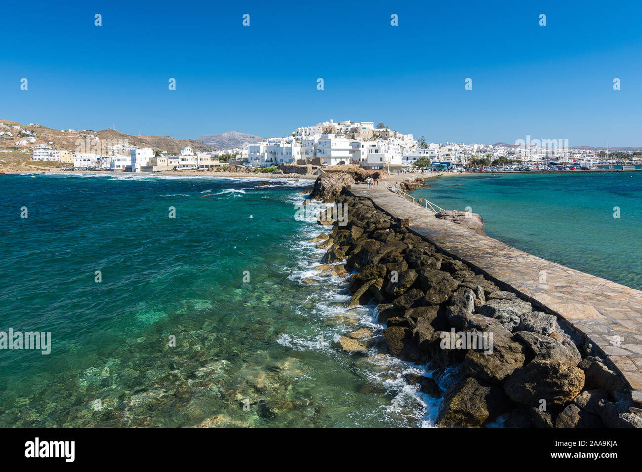 Naxos, Griechenland - Juli 12, 2019: Blick auf Naxos Hauptstadt Chora von Der portara Promenade an einem sonnigen Nachmittag Stockfoto