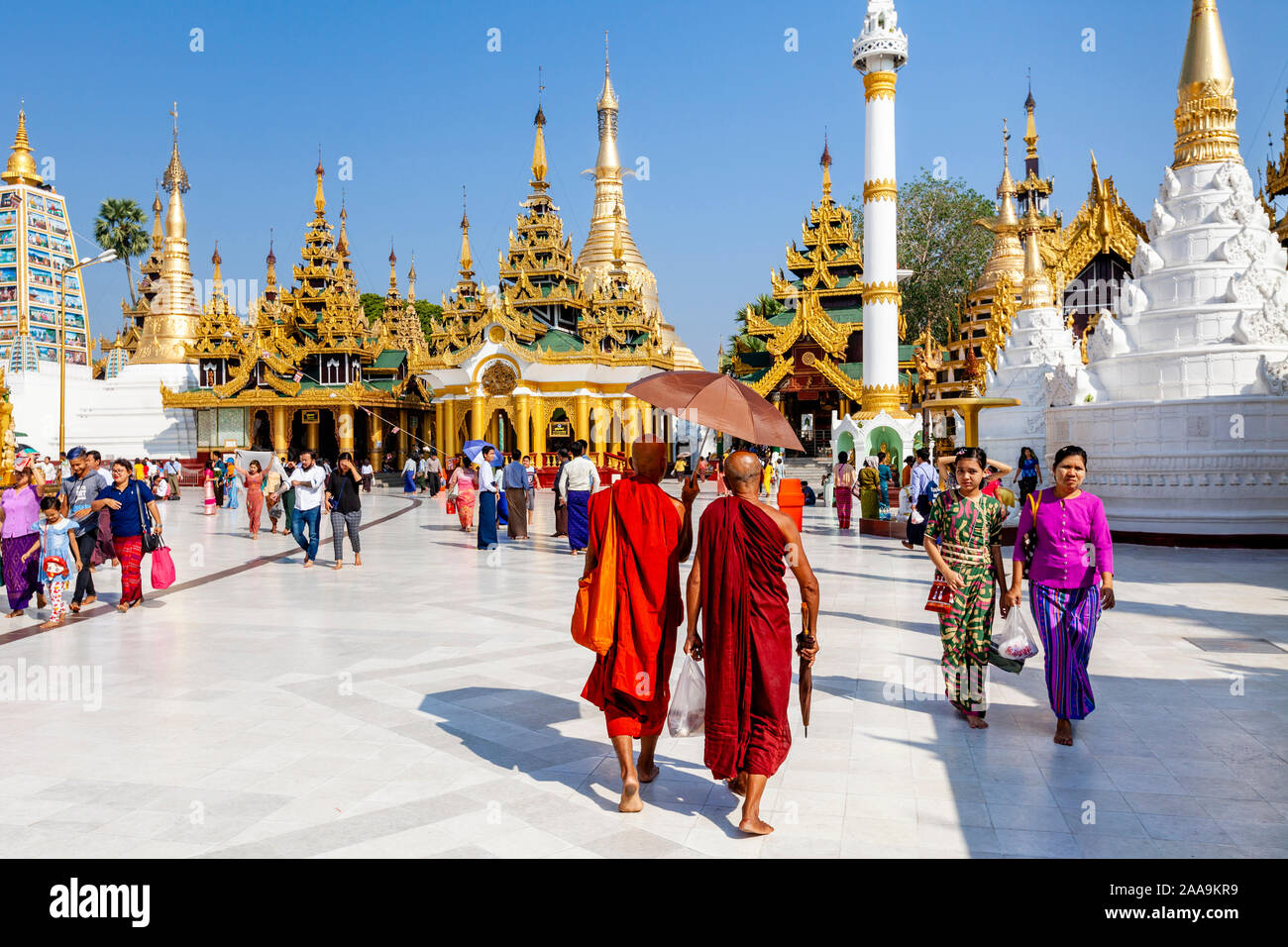 Die Leute, die die Shwedagon Pagode, Yangon, Myanmar. Stockfoto