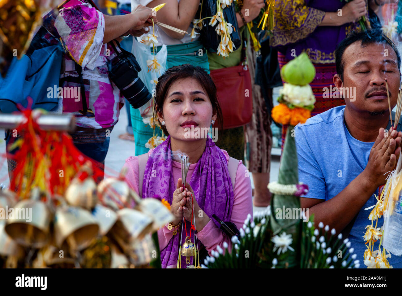 Birmanische Volk an der Shwedagon Pagode, Yangon, Myanmar zu beten. Stockfoto