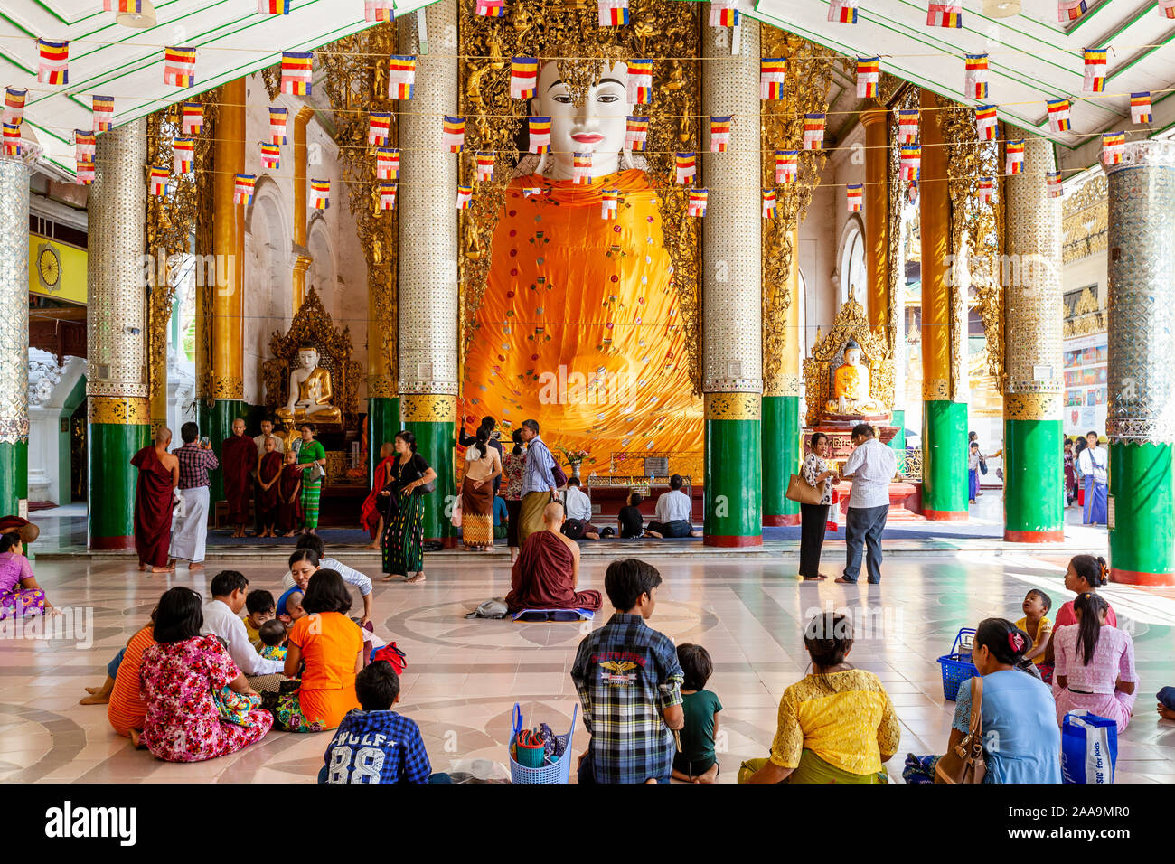 Birmanische Volk an der Shwedagon Pagode, Yangon, Myanmar zu beten. Stockfoto