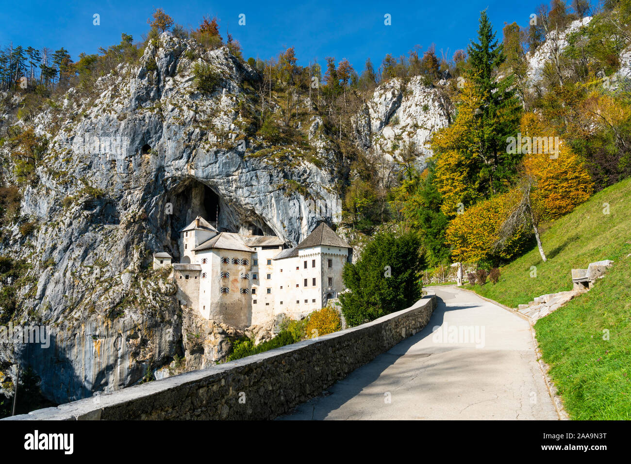 Die Burg Predjama gebaut in einer Höhle in der Nähe von Postojna, Slowenien, Europa. Stockfoto