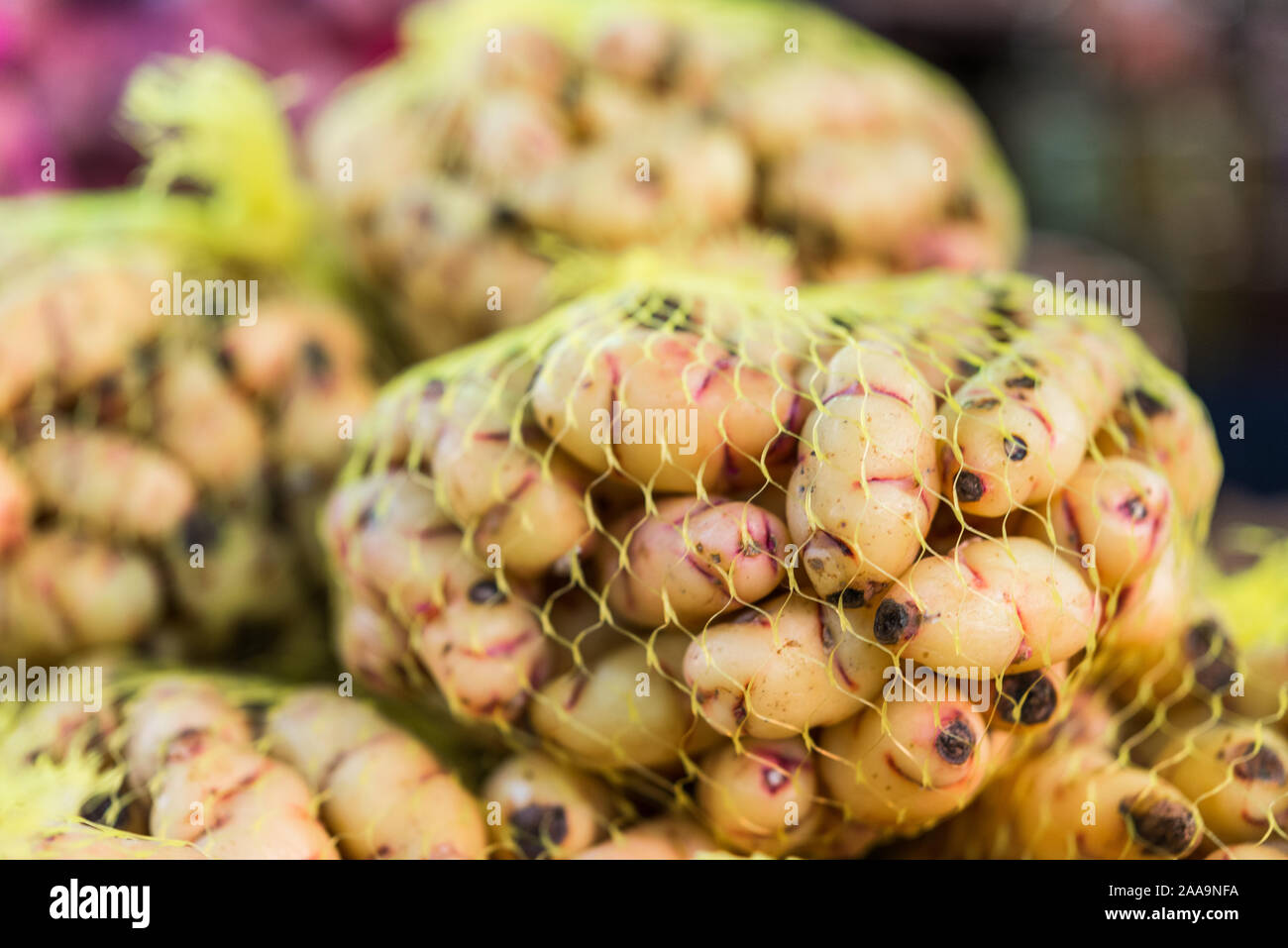 Organische Neuseeland Süßkartoffeln oder oca Gemüse an einem Street Food Markt. Stockfoto