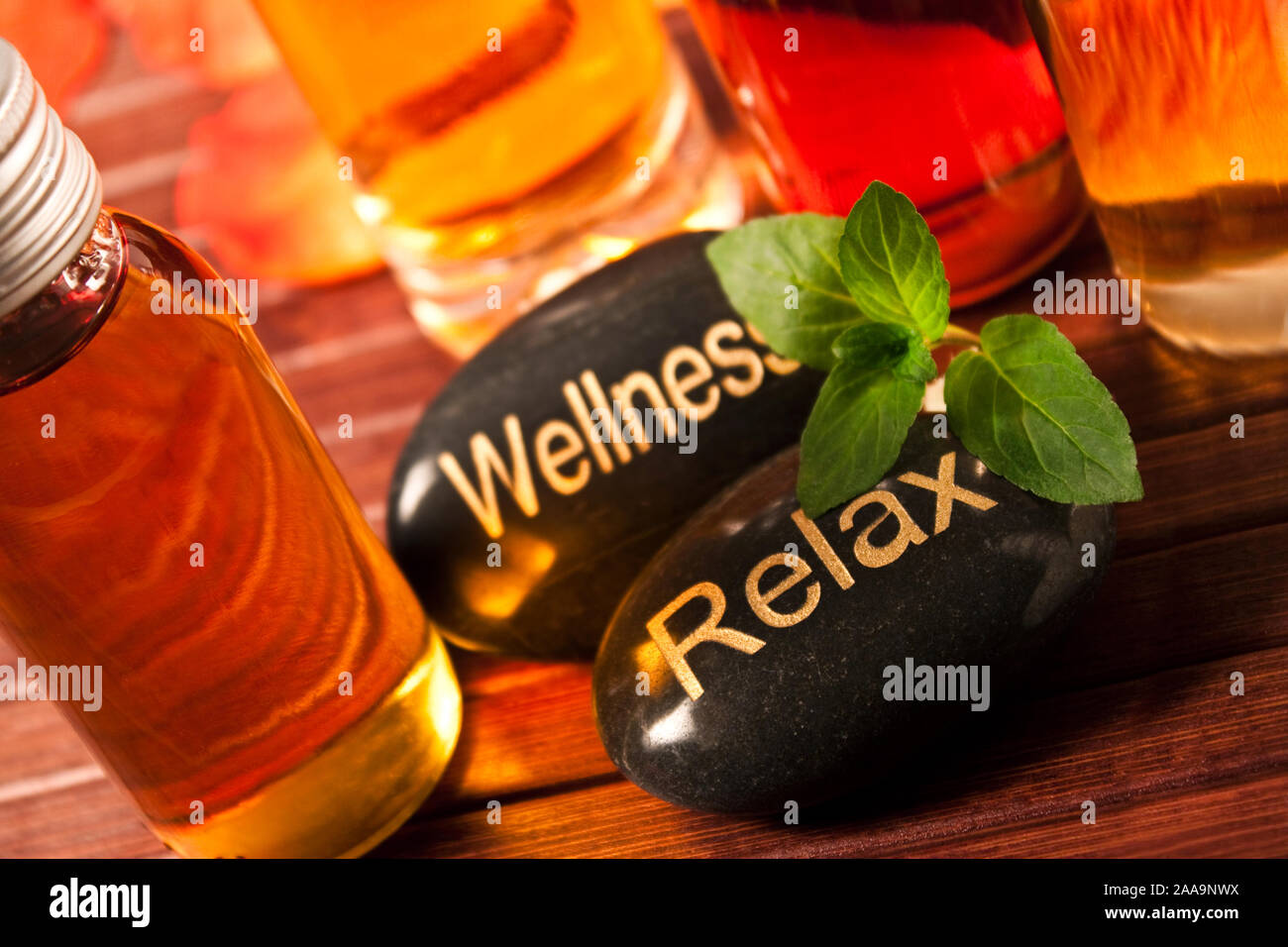 Wellness Massage Öl- und Steine Stockfoto