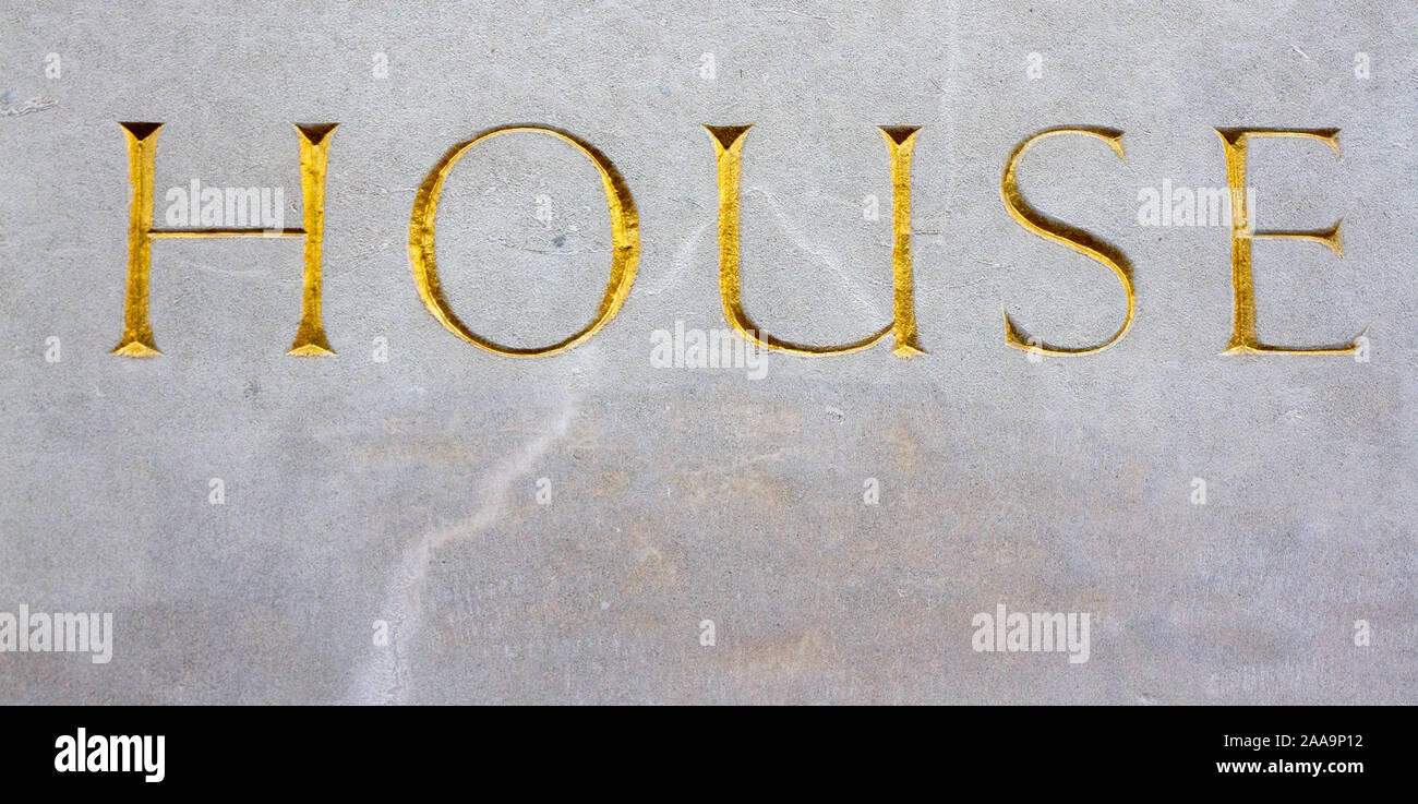 Golden geschnitzten Buchstaben bilden das Wort Haus Stockfoto