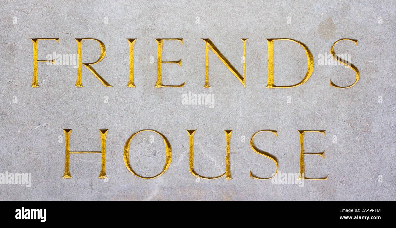 Der Begriff oder Pflegekinder Freunde Haus Carved In Stone in eleganten goldenen Schriftzug Stockfoto