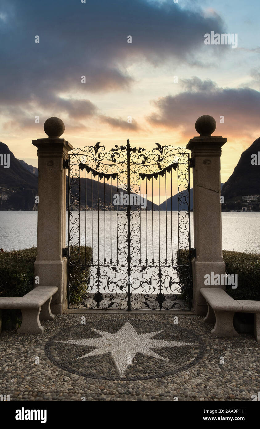 Der Wind stieg auf dem Boden hinter dem Tor Stockfoto