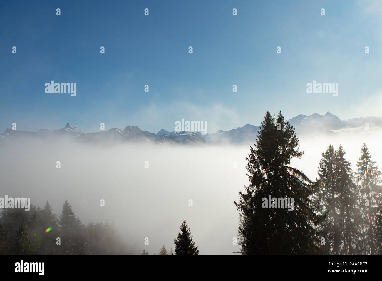 Über dem Nebel in Lungern mit dem Schweizer Alsp Stockfoto