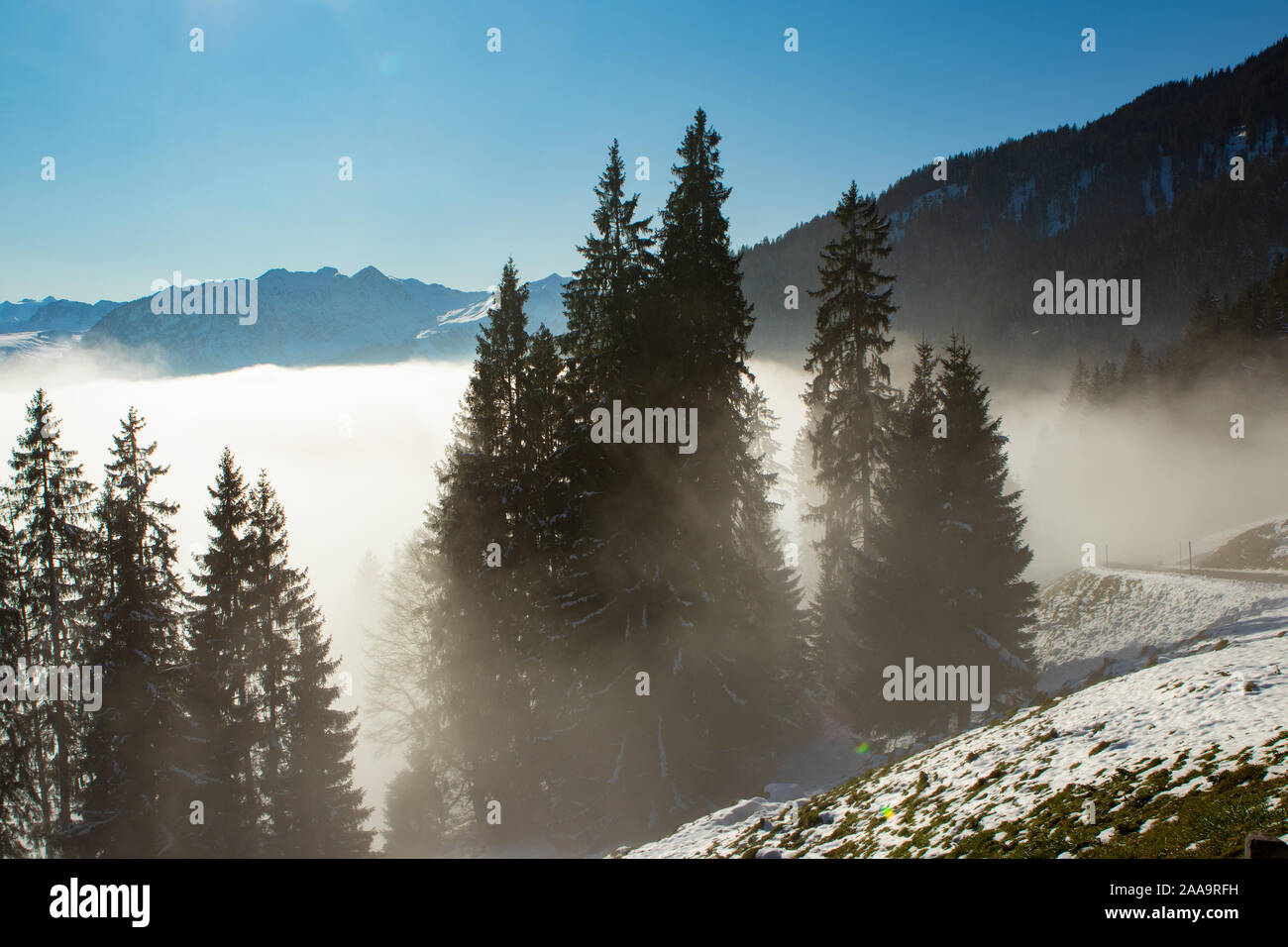Über dem Nebel in Lungern mit dem Schweizer Alsp Stockfoto