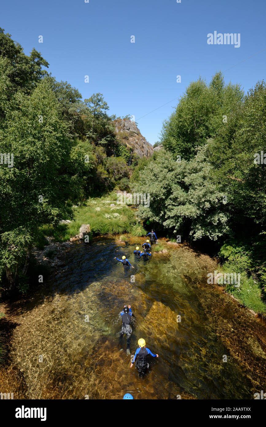 Canyoning in einem Fluss in Castro Laboreiro. Nationalpark Peneda Geres, Portugal Stockfoto