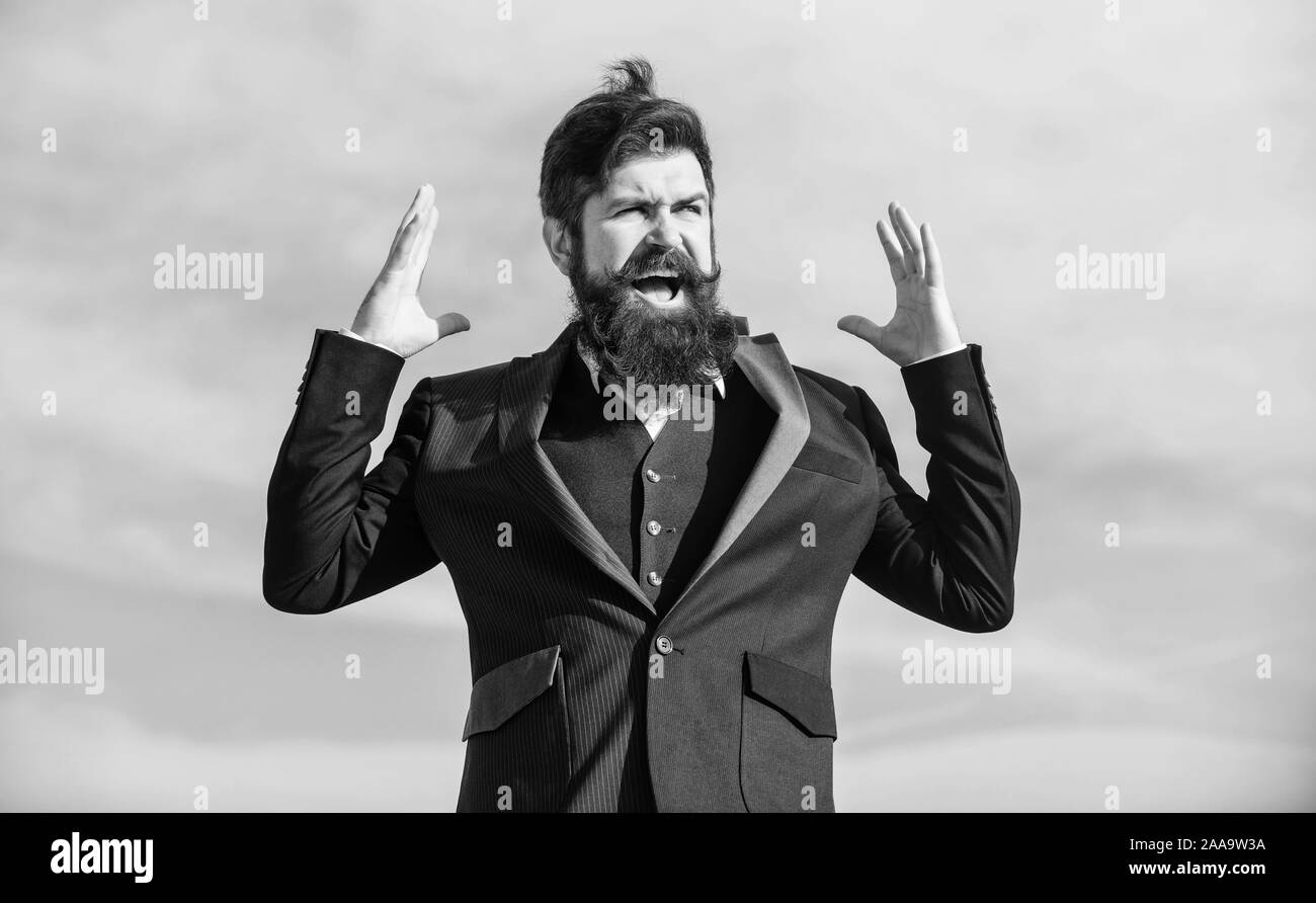 Brutale kaukasischen Hipster mit Schnurrbart. Reifen Hipster mit Bart. Erfolg in der Zukunft. Agiles Unternehmen. Zuversichtlich Geschäftsmann. Startup Unternehmen. formale Art und Weise. Bärtiger Mann. Unternehmer gegen den Himmel. Stockfoto
