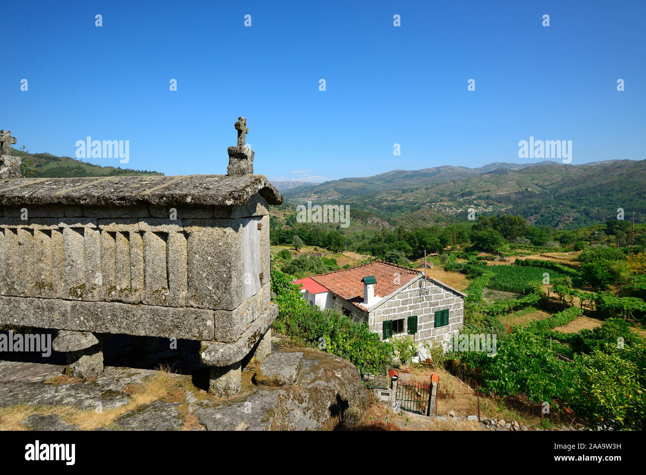Espigueiros, die alten und traditionellen Stein Getreidespeicher von Soajo. Nationalpark Peneda Geres, Portugal Stockfoto