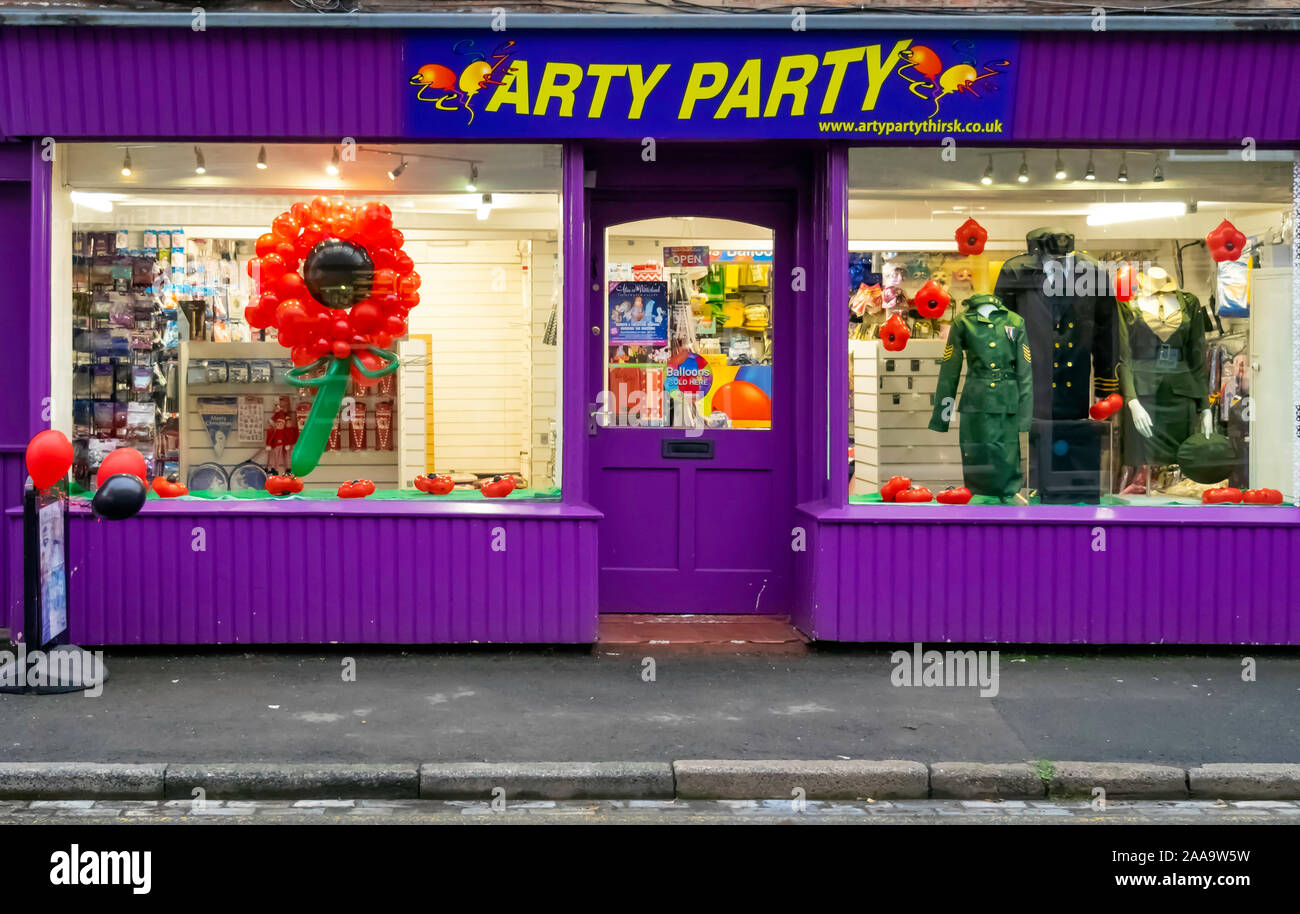 Arty Party ein Geschäft mit Party Kleidung und Accessoires in Thirsk North Yorkshire Stockfoto