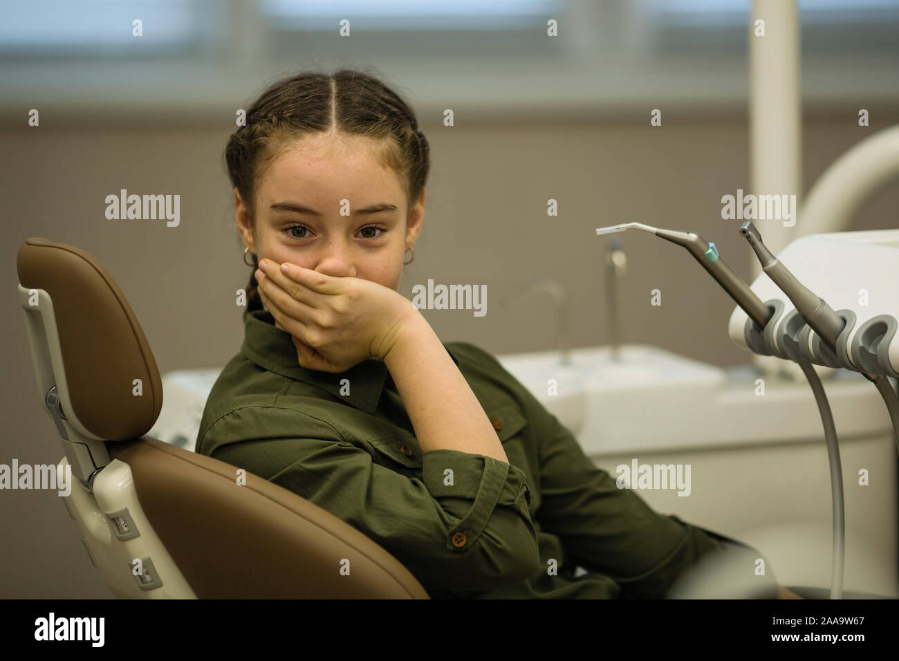 Jugendlich Mädchen in Zahnschmerzen traurig in einem behandlungsstuhl Besuch Zahnarzt sitzen. Stockfoto