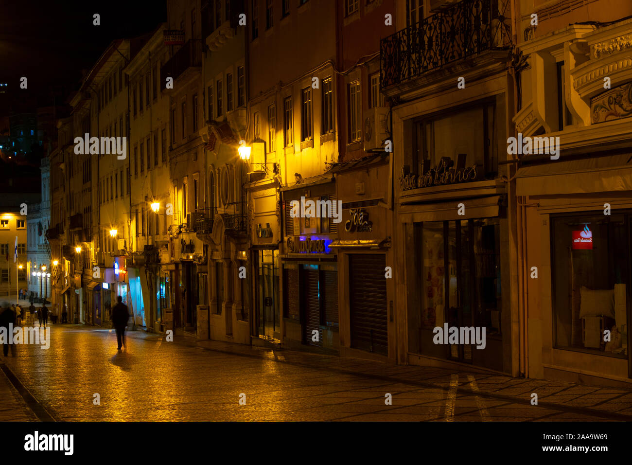 Nachtansicht der Rua Visconde da Luz in der Altstadt von Coimbra Portugal Stockfoto