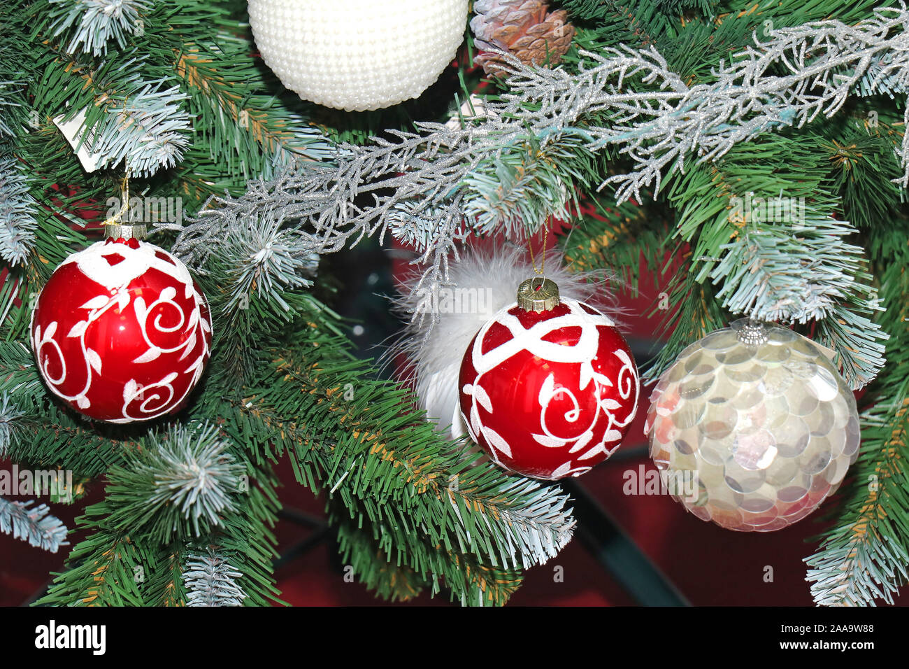 Dekorative Ornamente Weihnachtsbaum mit Schnee bedeckt Stockfoto