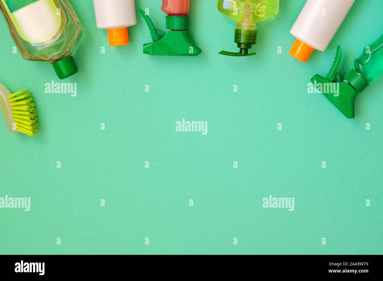Reinigungsmittel auf grünem Hintergrund. Reinigungsmittel, Schwämme und Pinsel. Сleaning Zubehör. Ansicht von oben. Kopieren Sie Platz. Stockfoto Reinigungsmittel auf grünem Hintergrund. Reinigungsmittel, Schwämme und Pinsel. Сleaning Zubehör. Ansicht von oben. Kopieren Sie Platz. Stockfoto