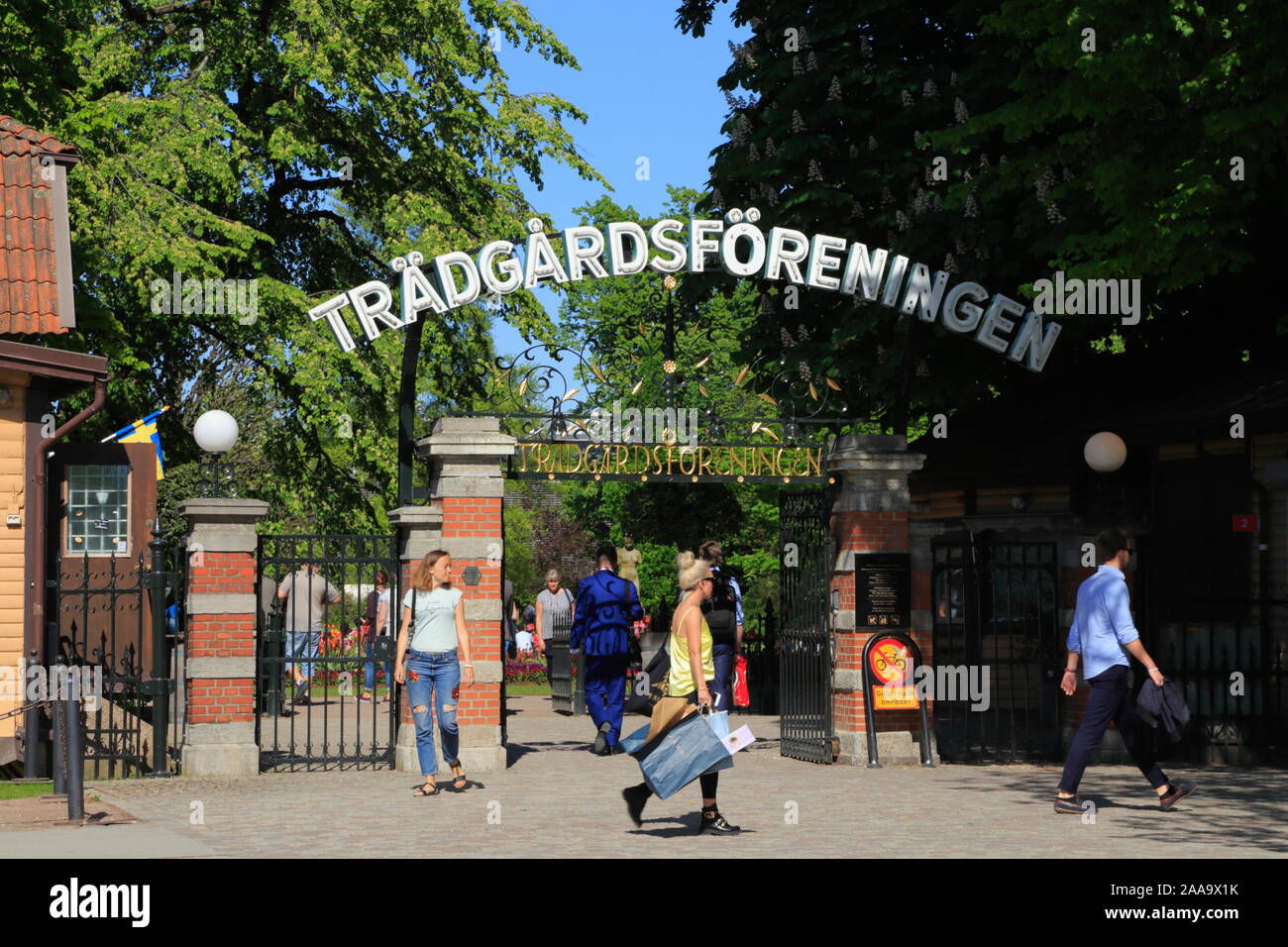 Menschen gehen vor der Tür und Tor zu den Trädgårdsföreningen (Garten Gesellschaft der Stadt Göteborg) in Göteborg, Schweden, im Sommer. Stockfoto