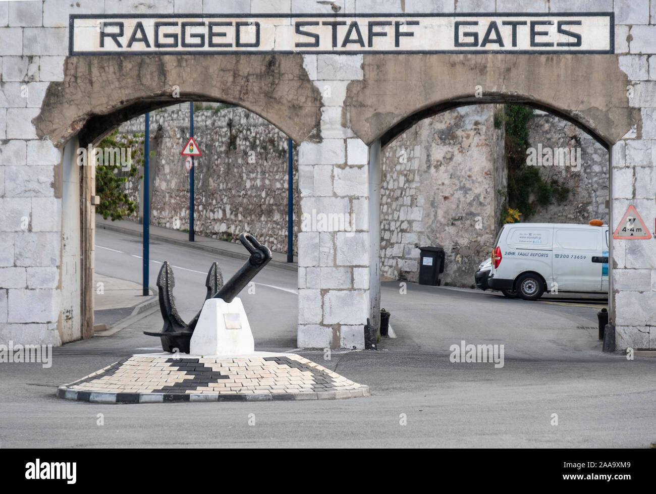 Zerrissene Stabstore in den Stadtmauern von Gibraltar. Stockfoto