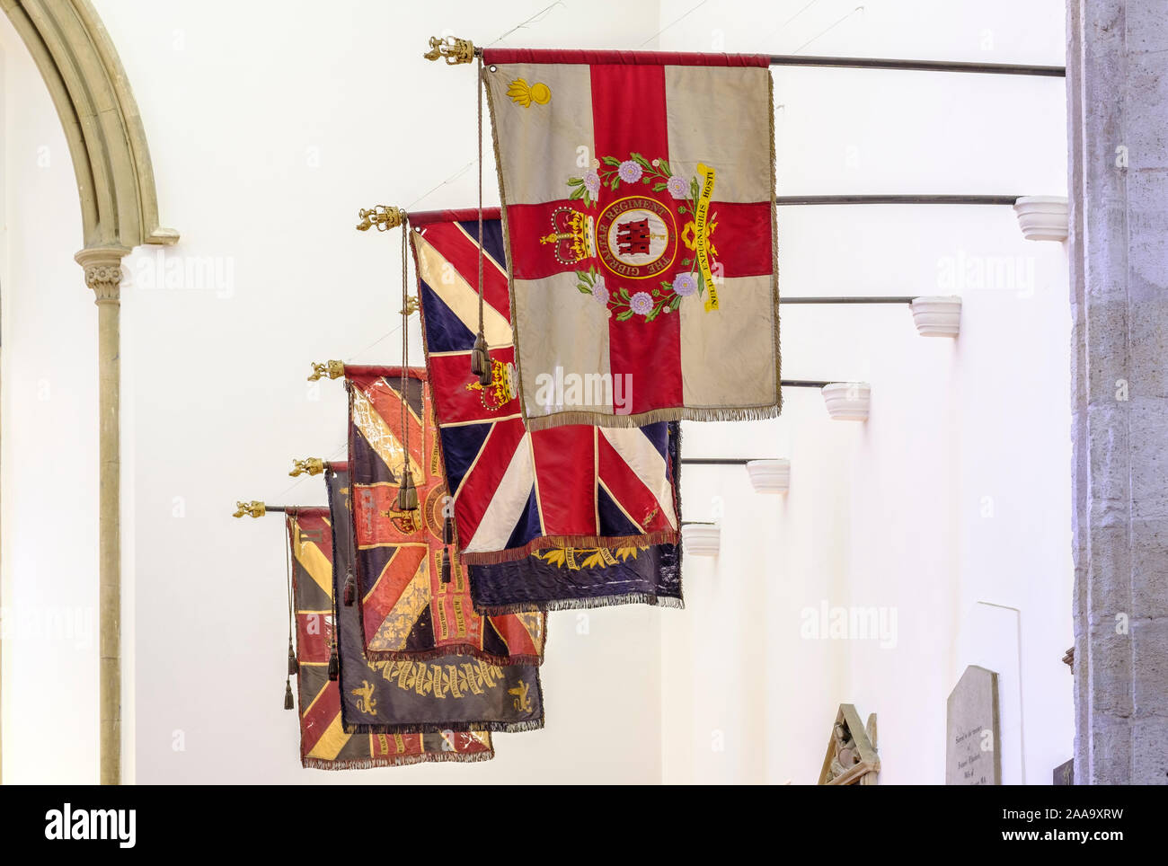 Die Farben des britischen Militärs im Regimentsalter werden in der King's Chapel, Main Street, Gibraltar angezeigt. Stockfoto