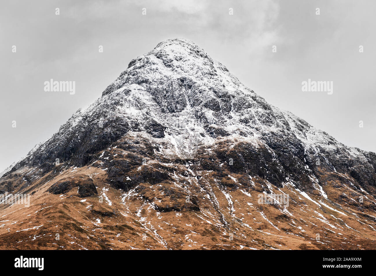 Düster, steilen Schnee bedeckten Berg Buachaille Etive der Schottischen Munro Beag im Glen Coe in den Highlands von Schottland Stockfoto